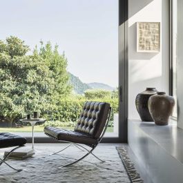 https://www.oneroomliving.nl/media/catalog/product/cache/7ea899fd51e20392e562553586479677/k/n/knoll-barcelona-chair-sfeer.jpg